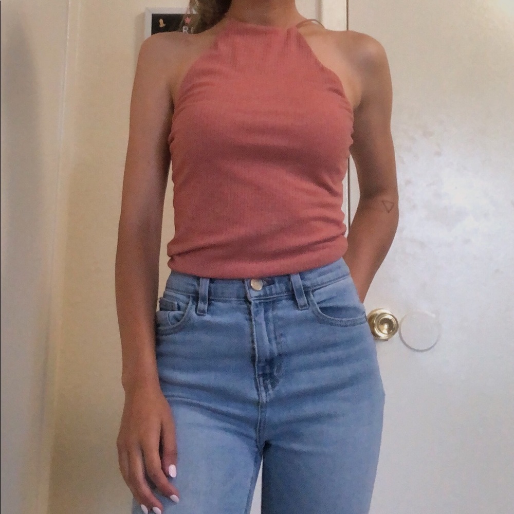 Cute tank that wraps around neck